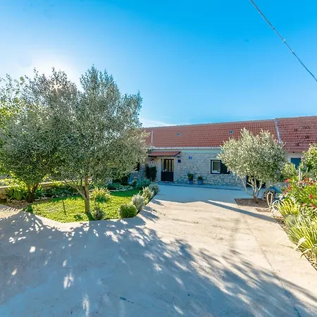 Vila Klara Oklaj